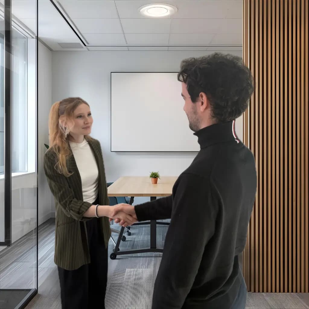 Zwei Personen, die eine Partnerschaft besprechen